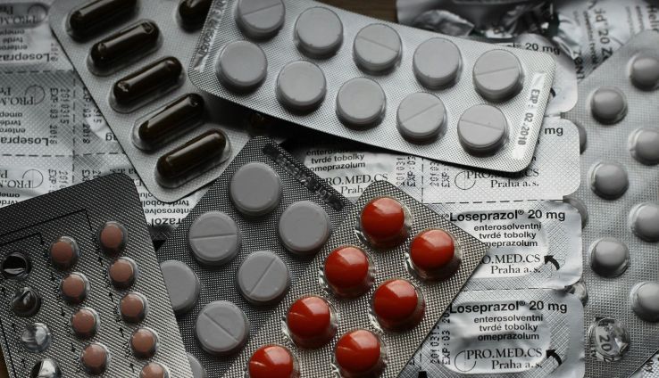 Medicamentos puestos sobre un escritorio
