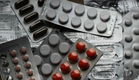 Medicamentos puestos sobre un escritorio
