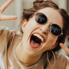 La nueva onda no es verse bien: es ser raro, exagerado, fuera de lugar. 