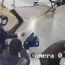 Video robot pierde el control