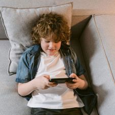 Niño jugando videojuegos de telefono