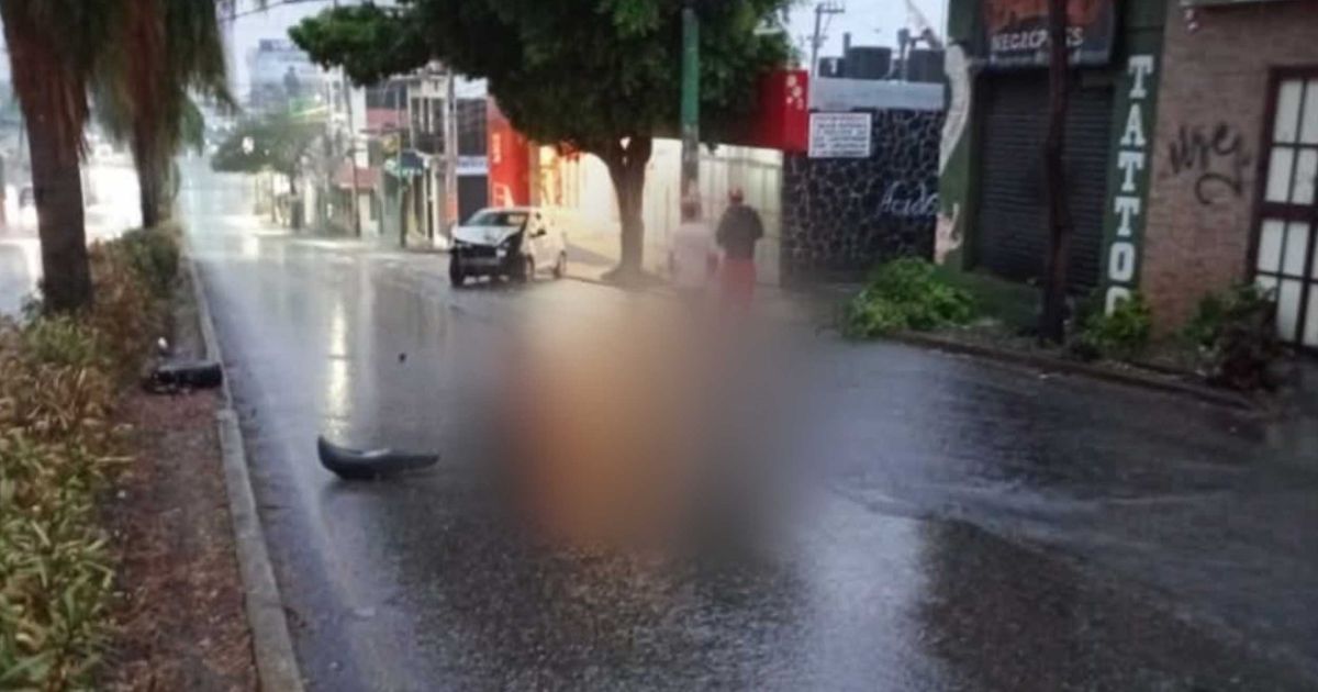Muere motociclista tras chocar contra un poste en la Avenida Plan de Ayala