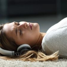 Diversos estudios señalan que, al escuchar música melancólica, nuestro cuerpo puede liberar prolactina, 