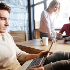 Un nuevo estudio de EduBirdie revela que el 69 % de los jóvenes de esta generación se dirige con educación a la inteligencia artificial