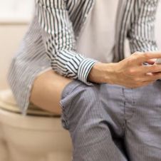 Ver videos en el baño se ha vuelto una costumbre común para muchas personas