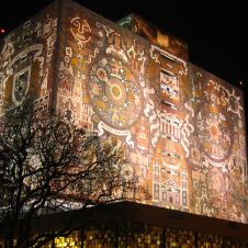 Parece que cuida a aquellas personas que están a punto de sufrir una desgracia...