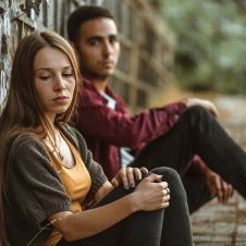 Lidiar con una pareja narcisista puede ser emocionalmente agotador, pero hay herramientas para proteger tu bienestar.