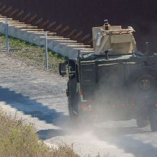 Soldados detienen a migrantes