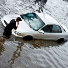 Coche estancado en agua
