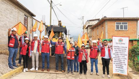 Da ban­de­razo alcalde a reha­bi­li­ta­ción de calle en Toto­la­pan