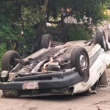Vuelca taxi sin freno de mano en Cuernavaca