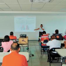 Capacitan a policías en temas de violencia de género