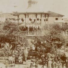 Banda militar tocando en el kiosco de Cuernavaca. C.a. 1890. Archivo fotográfico Valentín López González.