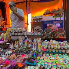 Tianguis de Día de Muertos instalado en el mercado Adolfo López Mateos