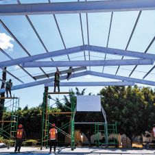 la Secretaría de infraestructura lleva a cabo la construcción de la techumbre metálica en la Escuela Primaria “Adolfo López Mateos”