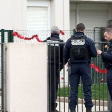 Policía de Francia detiene a 8 personas