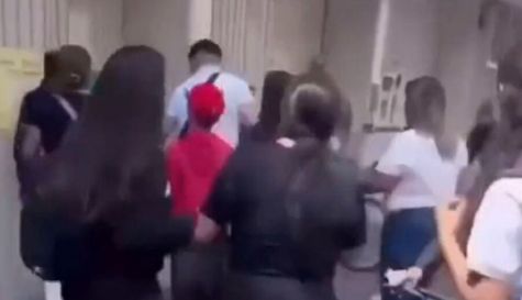 Señora agrede violentamente a adolescente de 13 años afuera de secundaria en CDMX