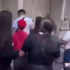 Señora agrede violentamente a adolescente de 13 años afuera de secundaria en CDMX