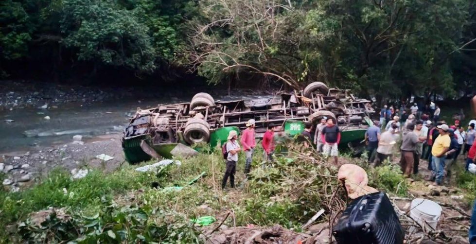 Accidente de autobús deja 10 muertos y 32 heridos en plena Nochebuena
