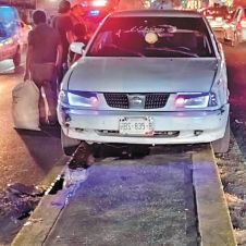 conductor pierde el control de su vehículo