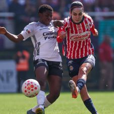 Chivas inició el Clausura 2026 de la Liga MX Femenil con victoria al imponerse 2-0 al Atlético de San Luis en el Estadio AKRON. Jasmine Casarez y Casandra Montero fueron las protagonistas al marcar los goles que le dieron los primeros tres puntos del torneo al Rebaño. El partido arrancó intenso, aunque con pocas oportunidades claras. Chivas alineó a tres de sus cuatro refuerzos de la temporada, quienes dejaron buenas sensaciones individuales y contribuyeron al control del balón y la dinámica d
