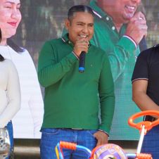 alcalde Santos Tavares García y la presidenta del DIF, Yareli Cárdenas Maldonado