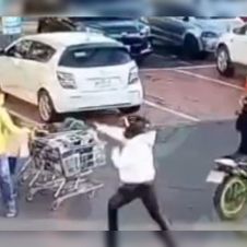 asalto a una familia en el estacionamiento de una tienda departamental