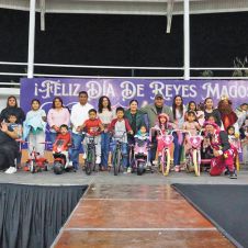 el Presidente Municipal de Yecapixtla, Heladio Rafael Sánchez Zavala, junto a su esposa Yuri Méndez Alanís, presidenta del Sistema DIF Municipal