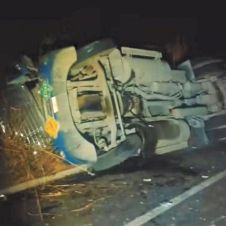 Conductor de camión cañero se volcó al circular por la colonia 3 de Mayo