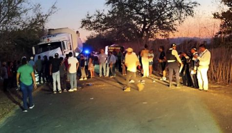 Conductor resulta lesionado tras chocar de frente contra tráiler en Ayala