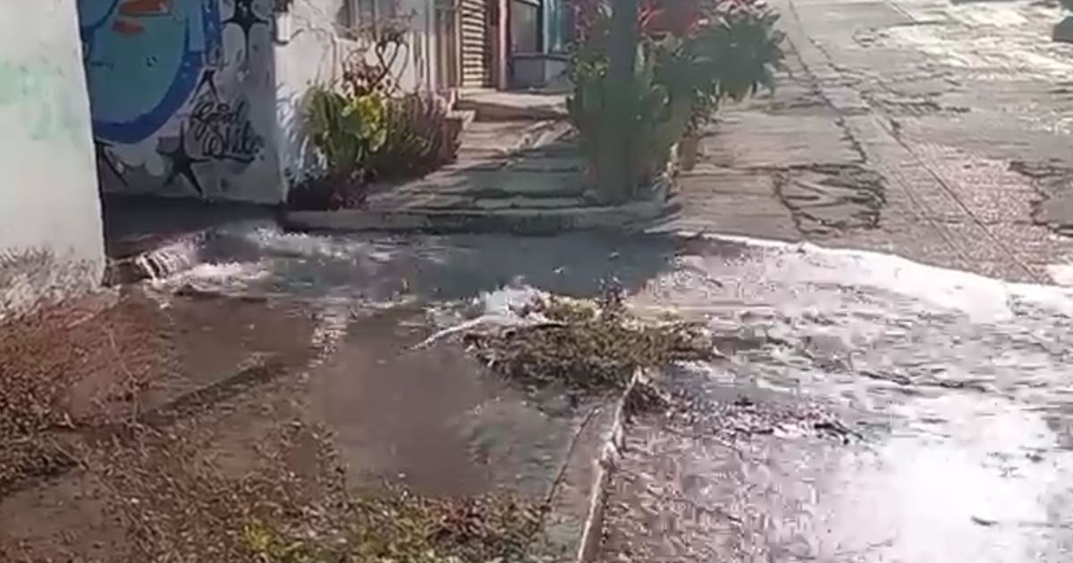 Denuncian fuerte fuga de agua en colonia Flores Magón de Cuernavaca