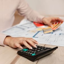 close-up-hand-using-calculator_ok.jpg