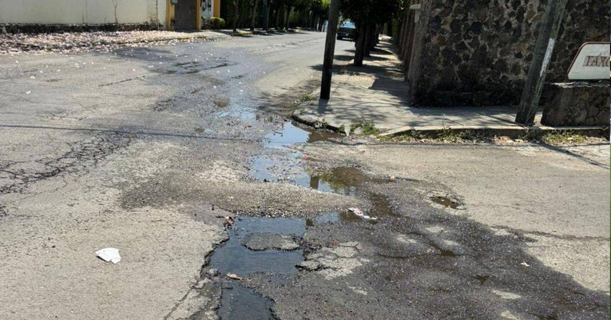 Negligencia total: Denuncian fuga de agua en colonia Delicias de Cuernavaca