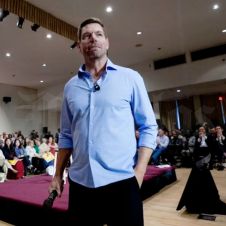 Eric Swalwell abandona campaña en California por acusaciones sexuales