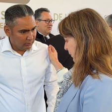 La gobernadora Margarita González con el alcalde Santos Tavarez.