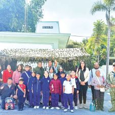 Quinto Regimiento Mecanizado con alumnos de primaria 