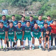 LE PEGAN AL LIDER.jpg