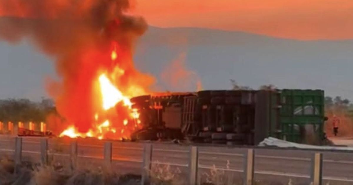 Caos en la Autopista Siglo XXI: Tráiler cargado de maíz choca contra ...