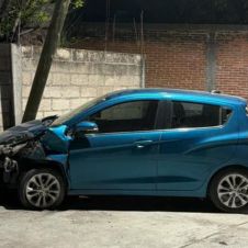 Jovenes impactan auto en Zacatepec
