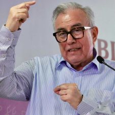 Rubén Rocha Moya, se le acusa de asociarse con el Cártel de Sinaloa para traficar drogas a EU