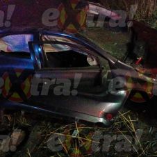 Termina en el hospital tras volcar su auto en la colonia Cazahuates