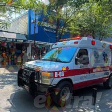 Casco salva a motociclista de tragedia en cruce peligroso Casco salva a motociclista de tragedia en cruce peligroso