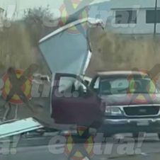 Derrumban poste y tiran la mercancía