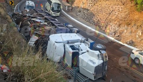 Tráiler volcado en la autopista Puente de Ixtla-Iguala