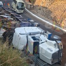 Tráiler volcado en la autopista Puente de Ixtla-Iguala Tráiler volcado en la autopista Puente de Ixtla-Iguala