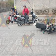 Camioneta choca a motocicleta