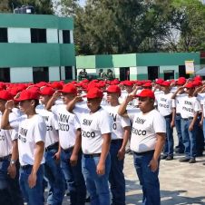 Jóvenes conscriptos en ceremonia del 5 de mayo