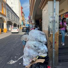 Basura da mal aspecto en pleno centro de Cuernavaca