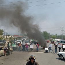 Padres de familia de la primaria Miahuaxóchitl bloquean la carretera Alpuyeca-Jojutla Padres de familia de la primaria Miahuaxóchitl bloquean la carretera Alpuyeca-Jojutla