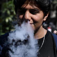 Cárcel para quien facilite vapeadores a niños en Morelos
